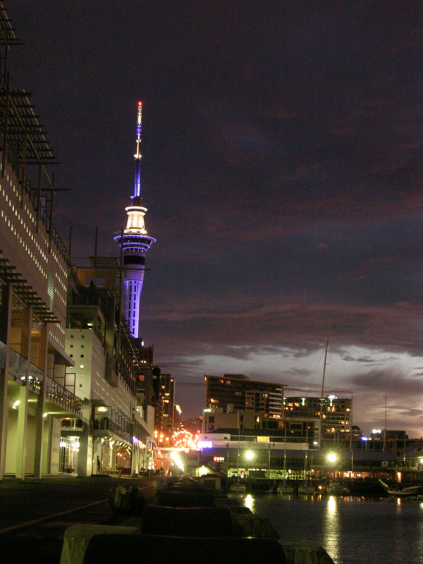 der illuminierte Skytower am Abend