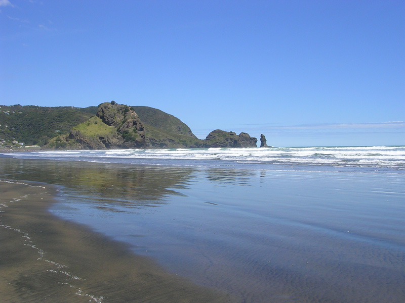 die rauhe See im Westen: Tasmansee am Strand von Piha