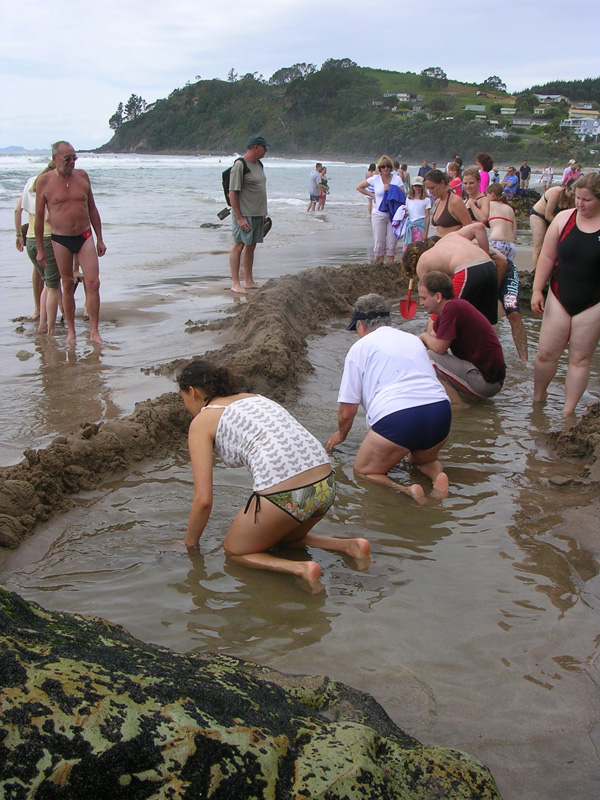 der selbstgebaute Pool am Hot Water Beach