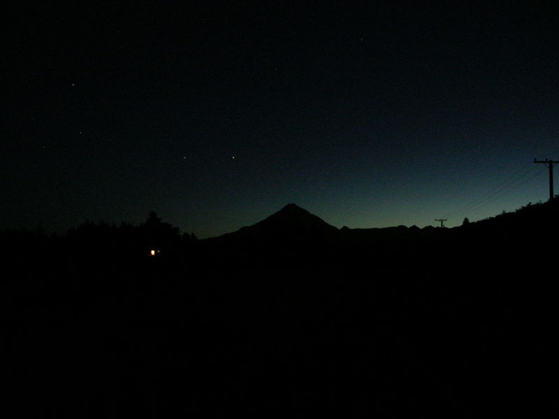 Mount Taranaki bei Nacht und links auch das Kreuz des S�dens!!!