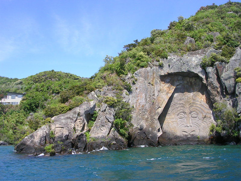 Modern Maori Rock Carvings - man kann sie nur vom Wasser aus betrachten