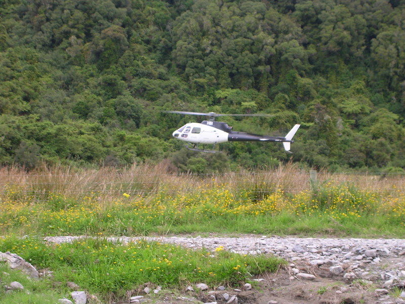Besucher zum Abendessen: Baumaterialtransport in die Berge per Hubschrauber