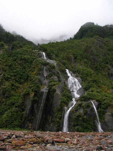 einer von vielen Wasserf�llen, die ins Tal f�hren