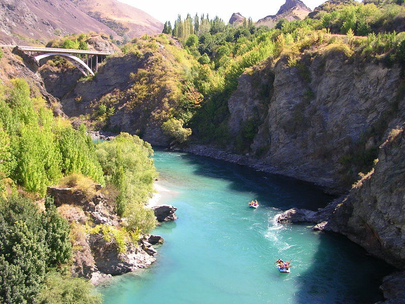 Raftingfluss mit Steilufer �stlich von Queenstown an der Bungeebridge