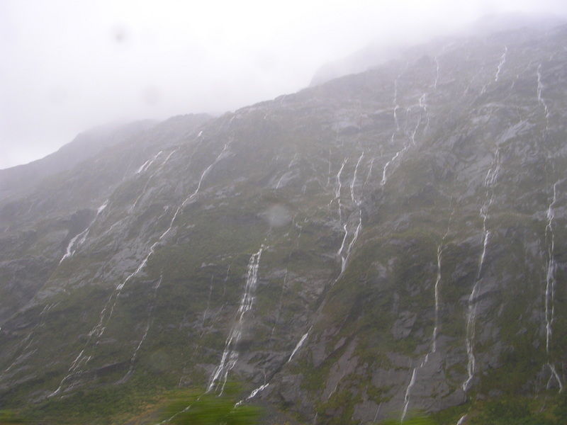 bei Regen schwappen die Berge f�rmlich �ber