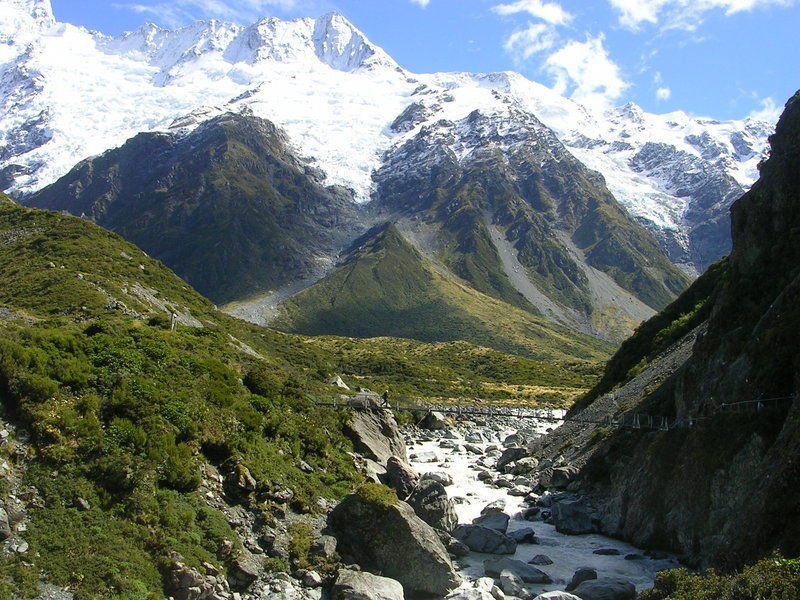 der Weg zum Gletschersee geht durch atemberaubende Landschaft und immer am Gletscherfluss entlang