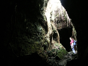 der Blick von dem ersten, kurzen Tunnel zum zweiten, langen Tunnel aus Lavagestein