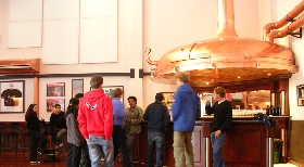 Schankraum der Brauerei: Speight's und Steinlager zum Selbst-Zapfen