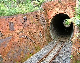 ...und Tunnel f�hren uns...