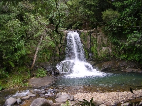der Wasserfall direkt am Weg
