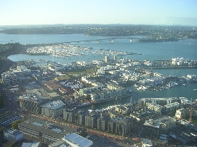 die Harbour-Bridge - hier weht �brigens immer die Flagge des Landes, das gerade Nationalfeiertag hat