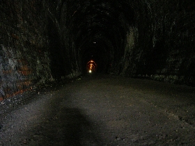 ein Kilometer f�hrt dieser Tunnel durch den Berg