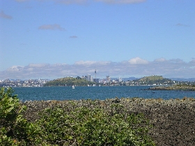 Blick auf Auckland mit den beiden Vulkanen auf der Halbinsel Devonport im Vordergrund