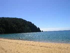 der goldene Sand gibt der Golden Bay ihren Namen