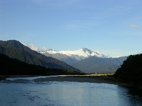 immer wieder tauchen schneebedeckte Berge vor einem auf