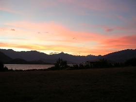 Nachtlager in mitten von Luxush�usern am Lake Wanaka