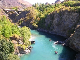 Raftingfluss mit Steilufer �stlich von Queenstown an der Bungeebridge