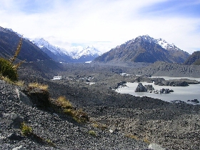 wenn auch mit viel Ger�ll bedeckt, ist der Gletscher dennoch beeindruckend