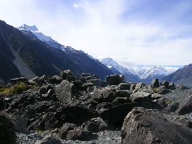 Ger�lllandschaft vor den Gipfeln der Alpen