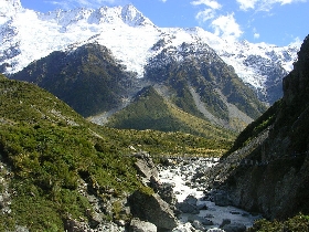 der Weg zum Gletschersee geht durch atemberaubende Landschaft und immer am Gletscherfluss entlang